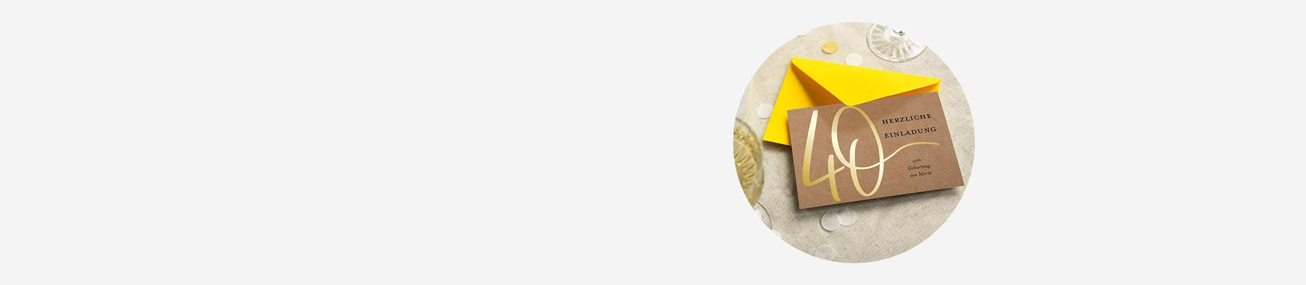 Einladungskarte zum 40. Geburtstag imKraftpapier-Look mit Folienveredelung in Gold und gelbem Umschlag auf Tischdecke