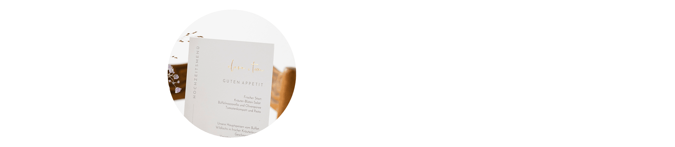 Tischdekoration mit Menükarte im Postkarten-Format