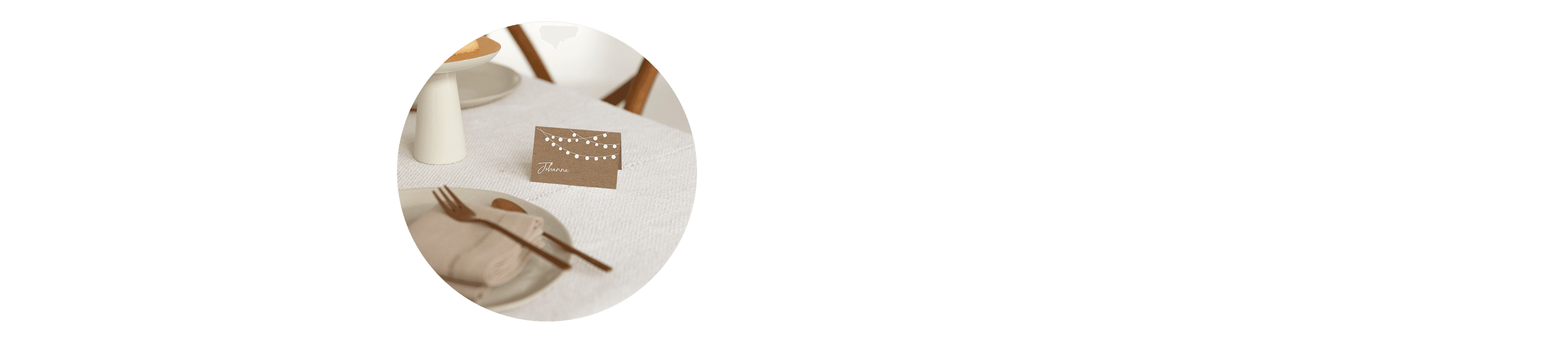 Tischkarte im Kraftpapier-Look auf in Weiß- und Beigetönen dekoriertemTisch gedecktem Tisch