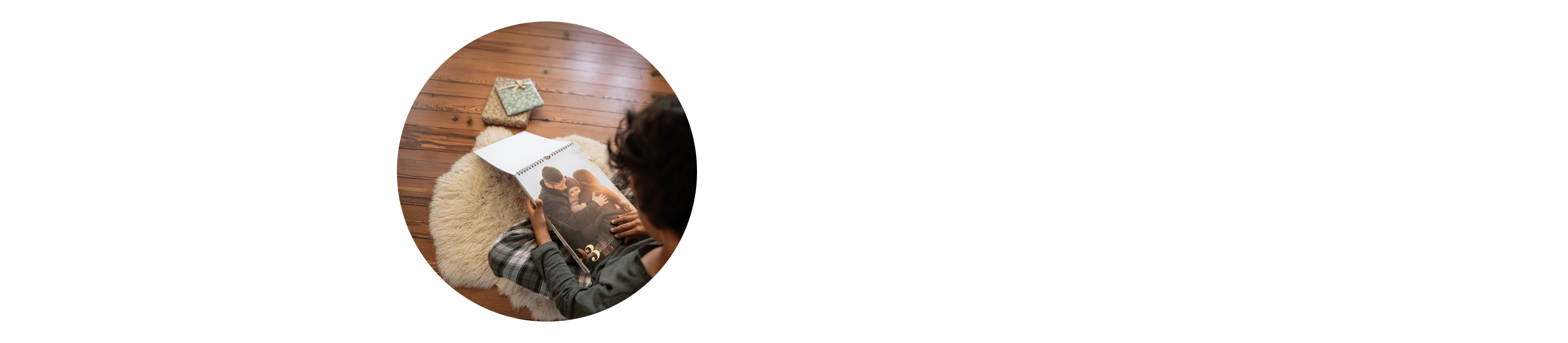 Junge blättert durch einen Fotokalender mit Spiralbindung