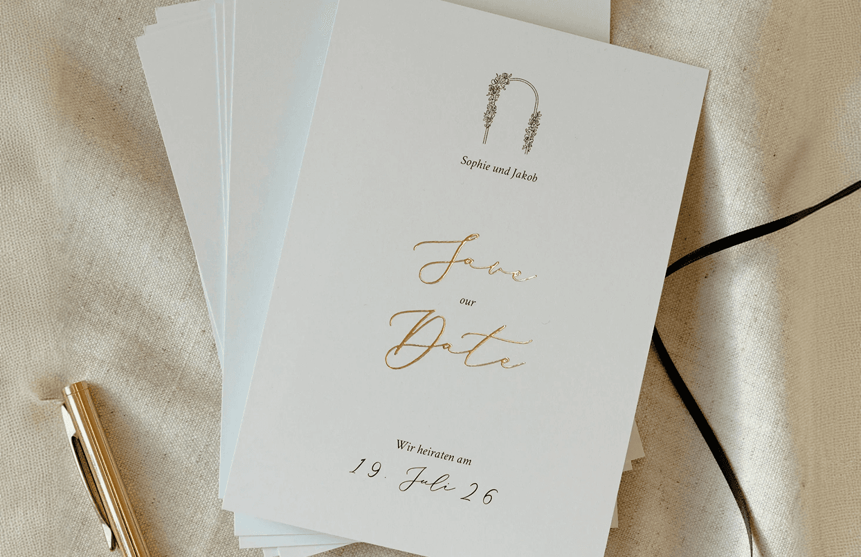 Zwei aufgestellte Save-The-Date Karten mit verschiedener Veredelung