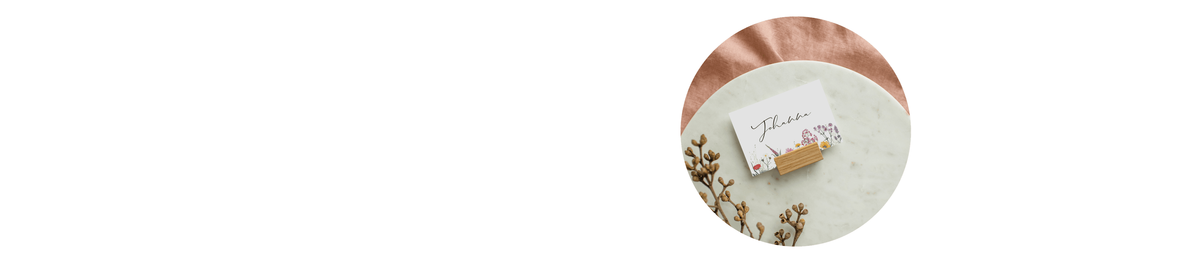 Tischkarte zum Geburtstag mit floralem Design mit Holzfuß