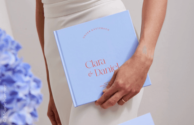 Gästebuch zur Hochzeit auf einem Tisch liegend