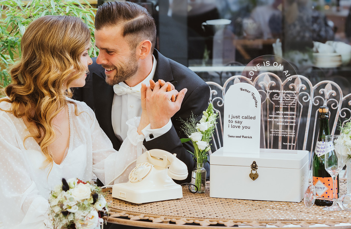 Das Hochzeitspaar am Tisch mit dem Audio-Gästebuch