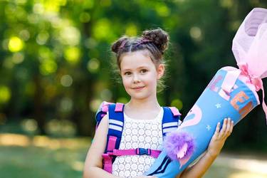 Mädchen präsentiert stolz ihre Schultüte.