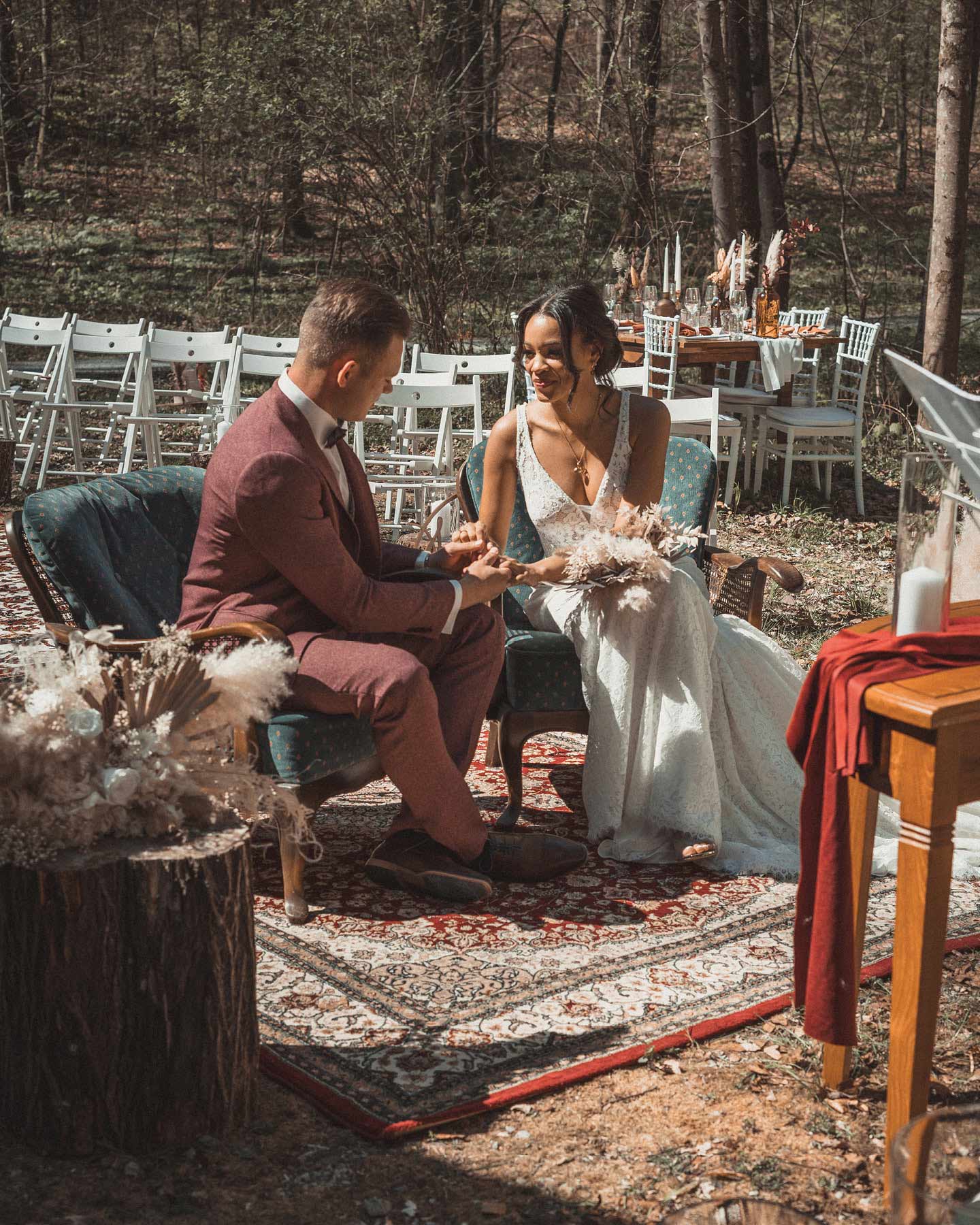 Hochzeitspaar sitzt auf gemütlichen Sesseln bei ihrer freien Boho Vintage Trauung.