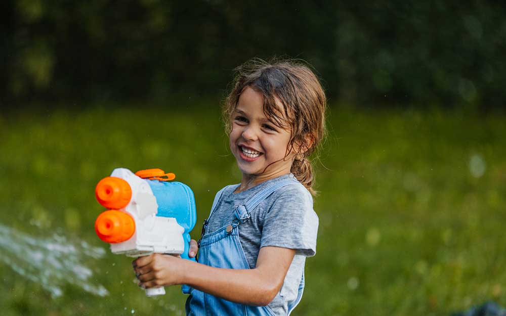 Junge schießt mit Wasserpistole