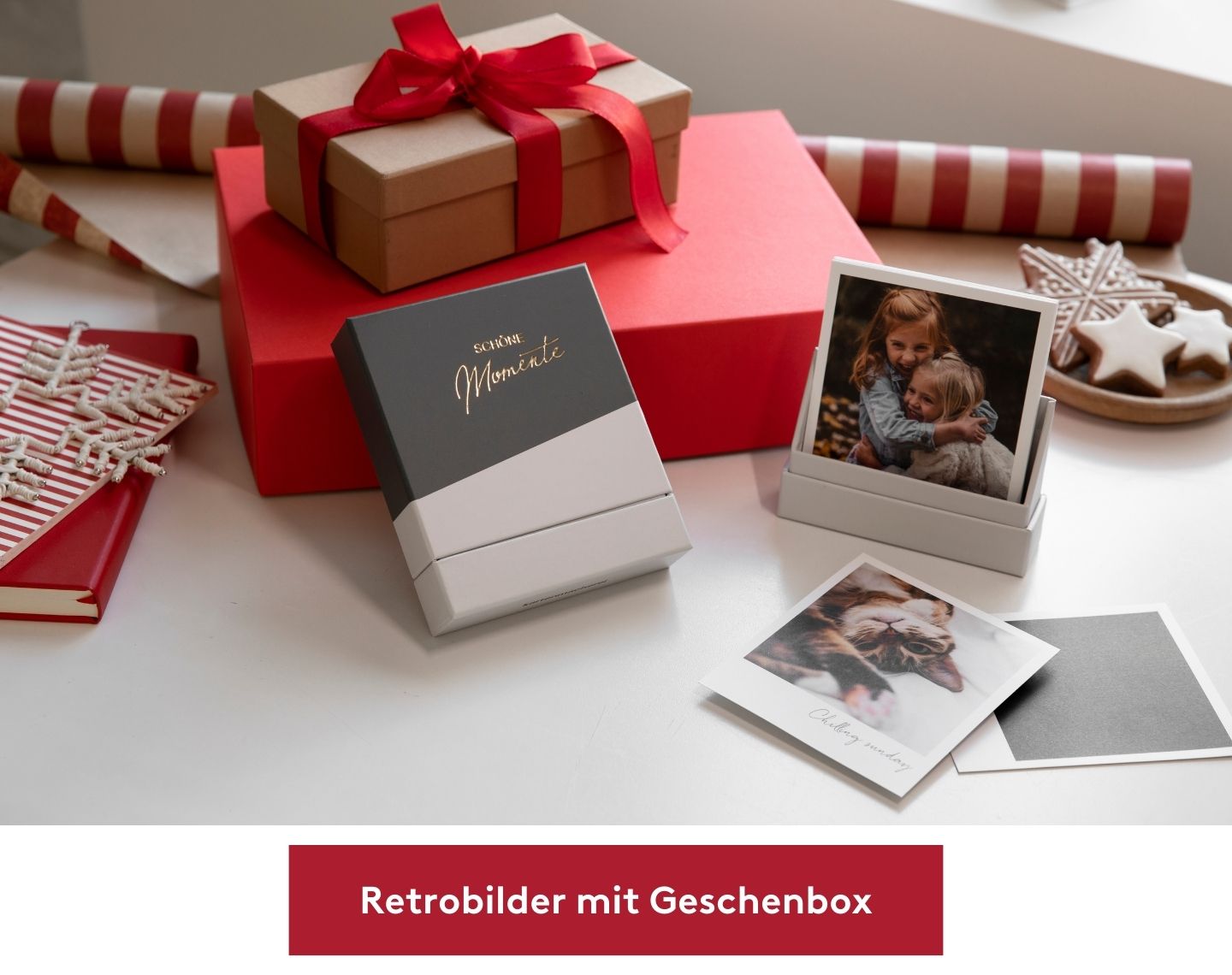 Retro Bilder und Geschenbox liegen auf einem Tisch.