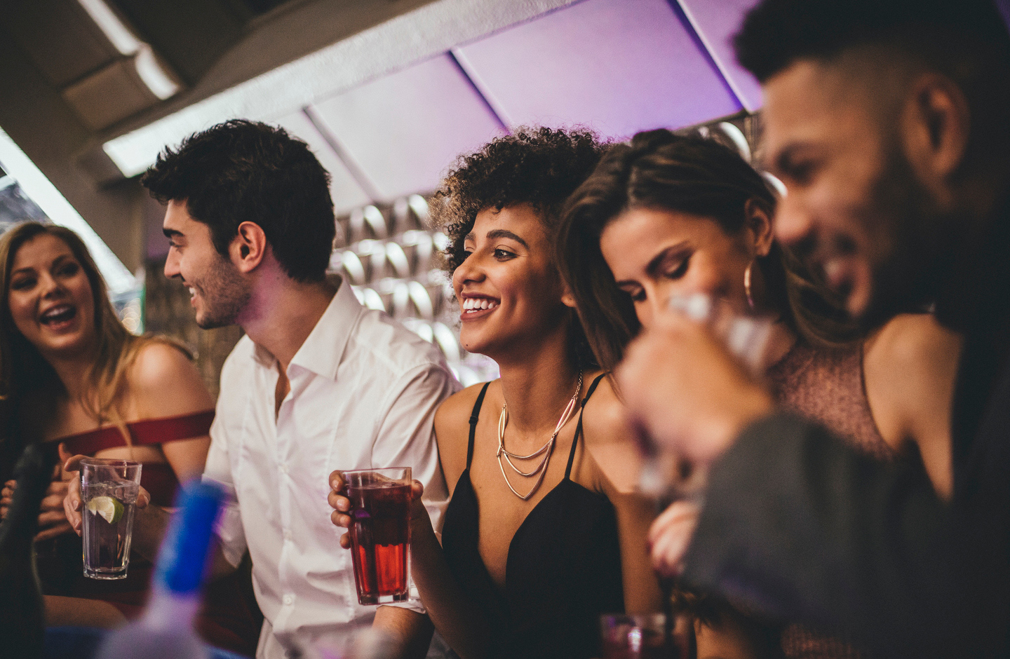 Geburtstasparty in einer Bar mit fünf fröhlichen Gästen