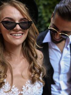 Glückliches Brautpaar nach der Hochzeit