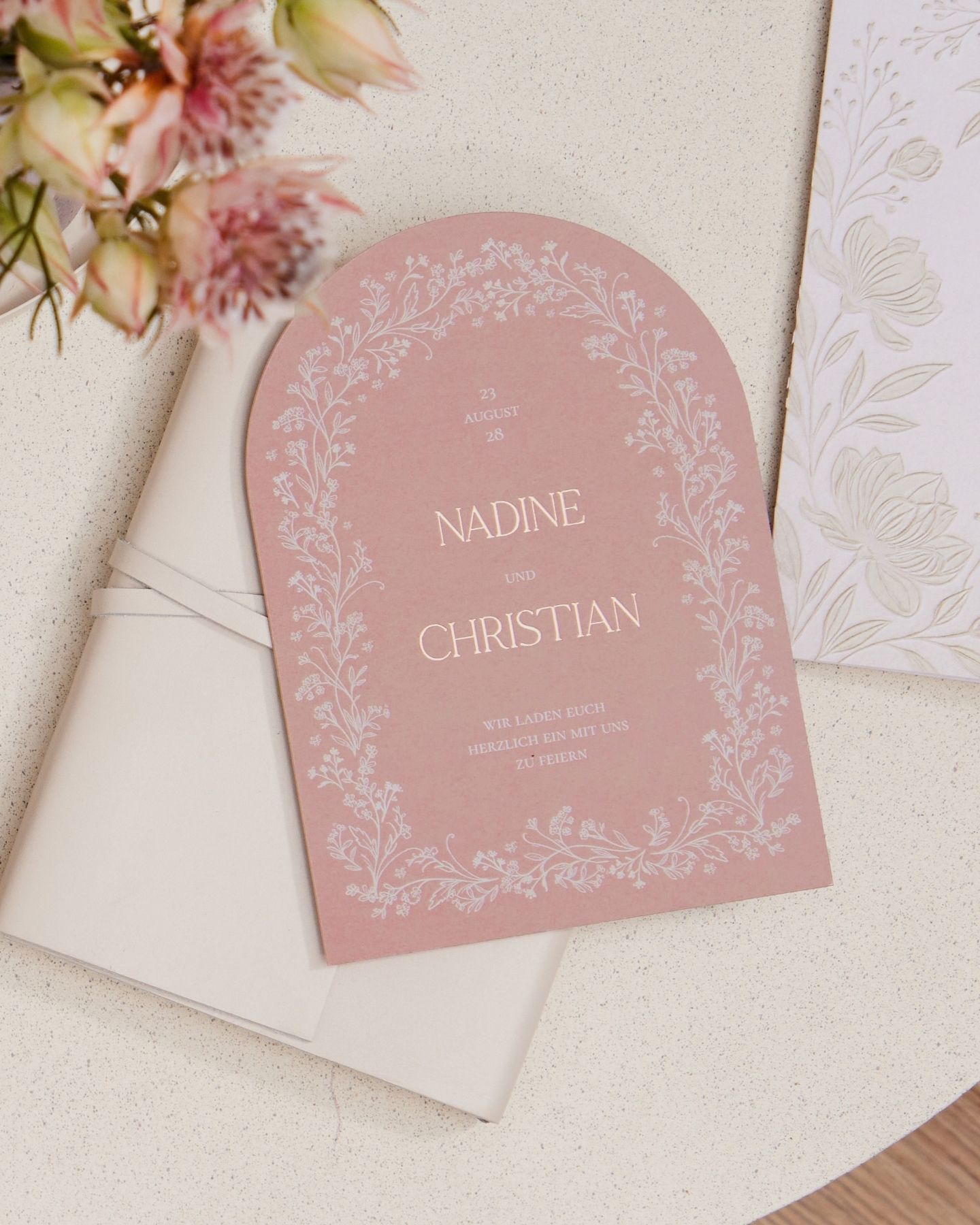 Hochzeitseinladungskarte halbrund  in der Farbe Marsala mit Goldfolienveredelung