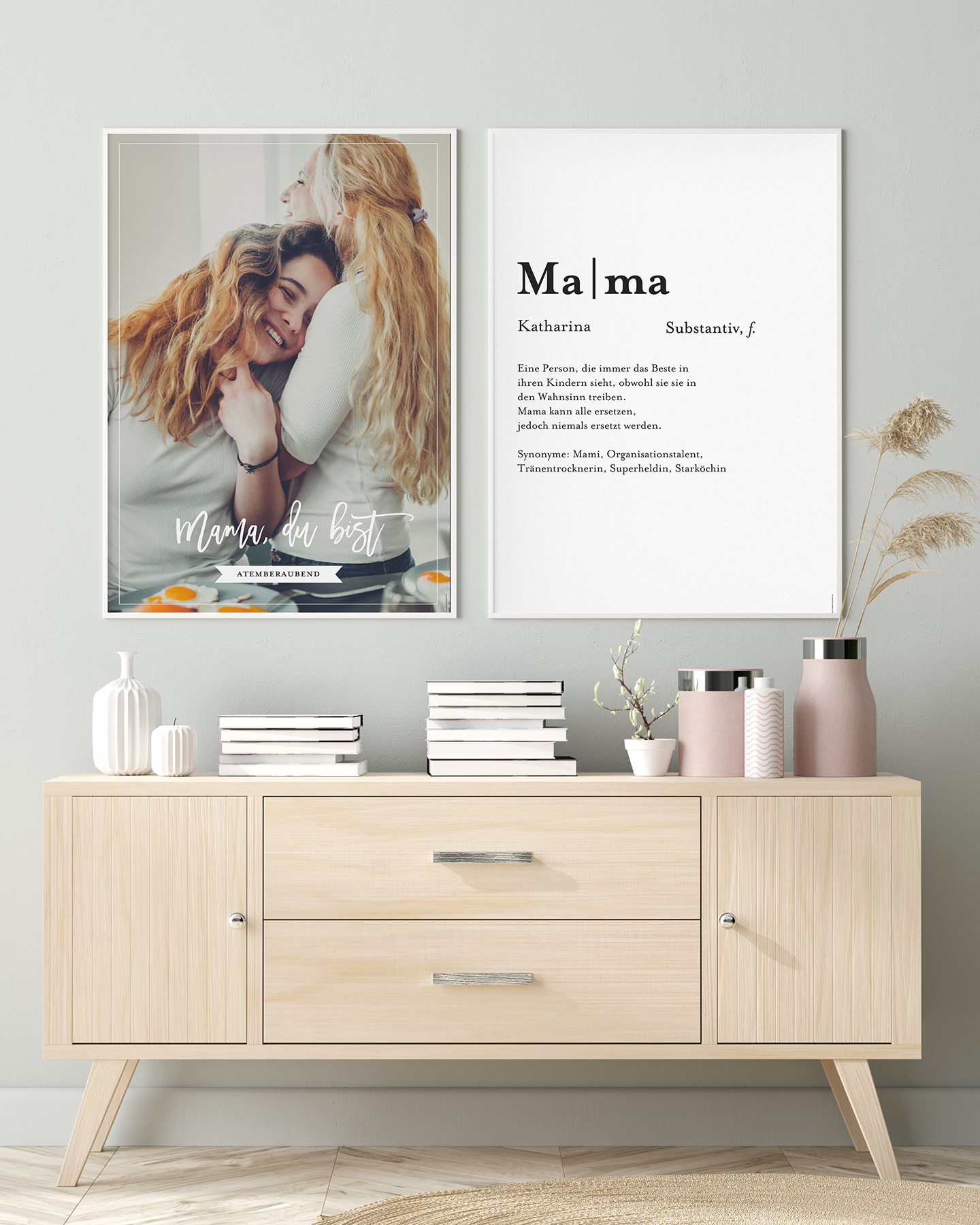 Geschenkidee zum Muttertag: Bild von sich umarmender Mama & Tochter hängen im Bilderrahmen über einer Holzkommode.