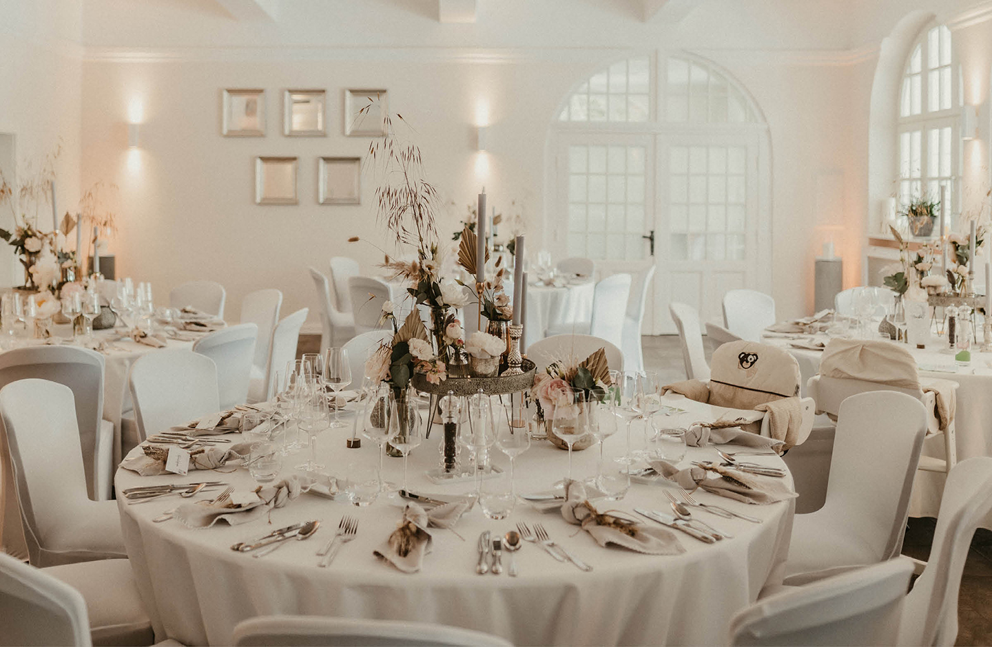 festlich gedeckte, runde Hochzeitstische