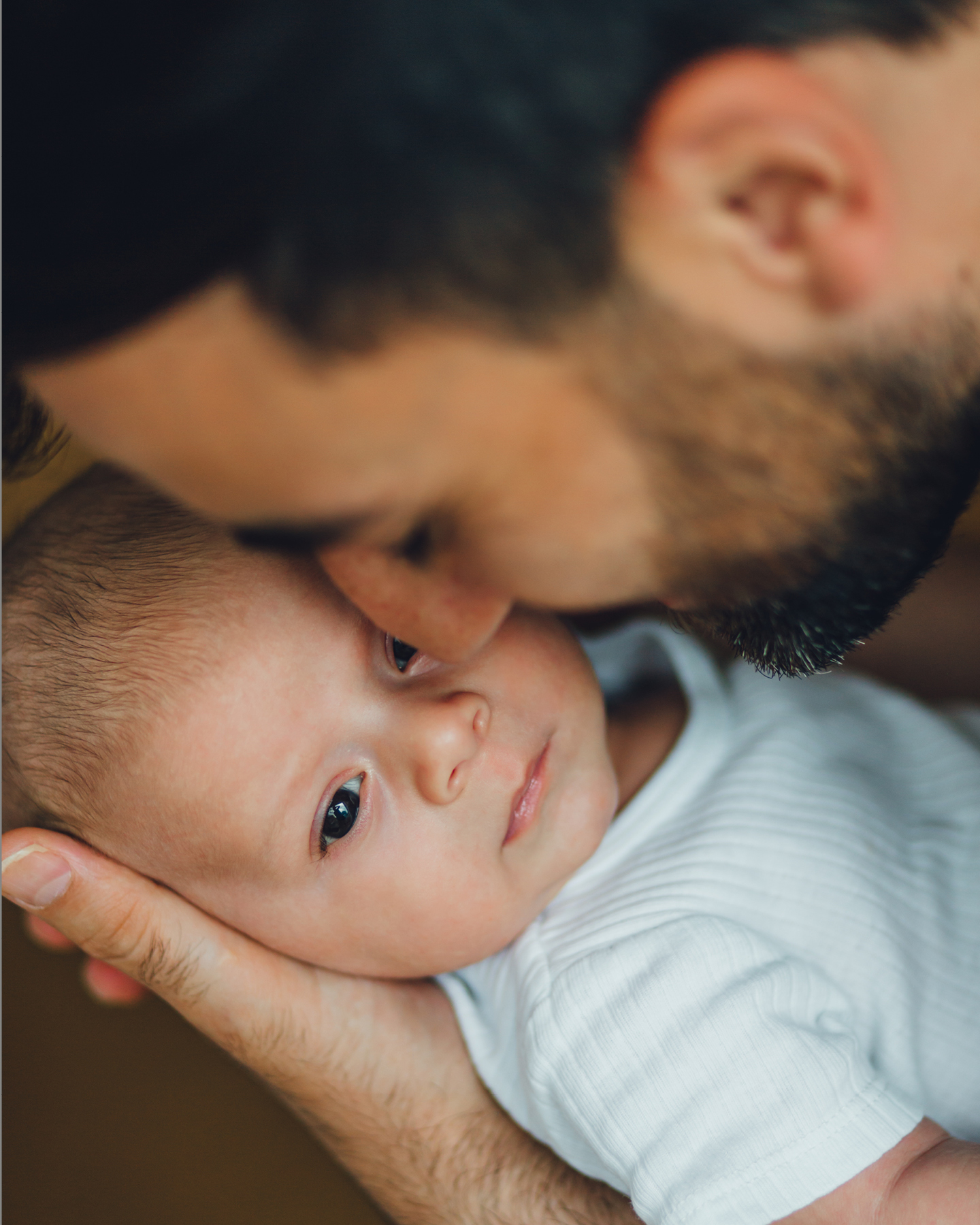 Vater beim Baby Bonding mit Sohn