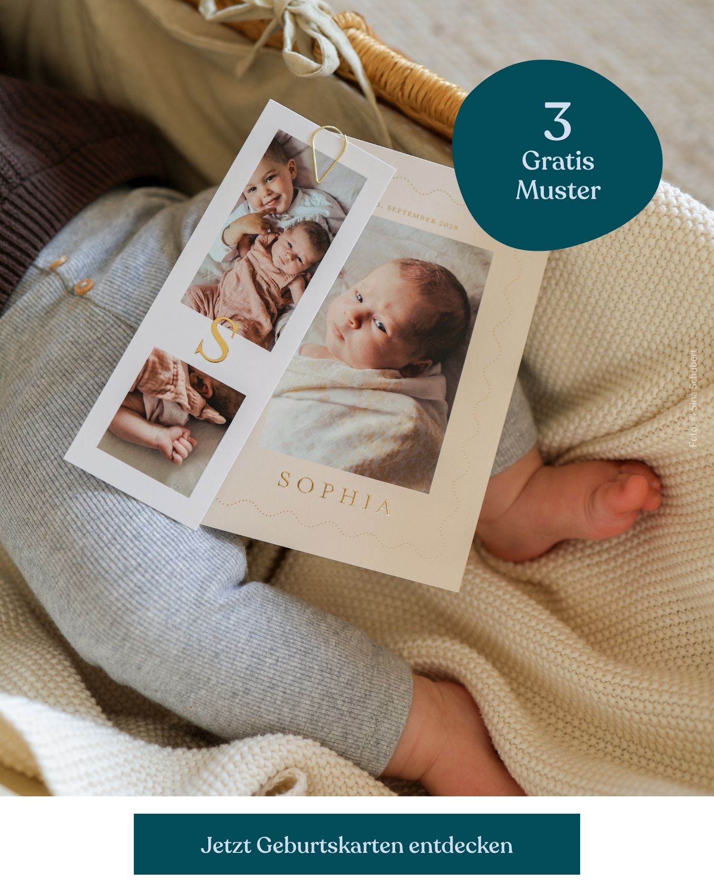 Mutter mit Baby im Arm schaut sich Geburtskarte an