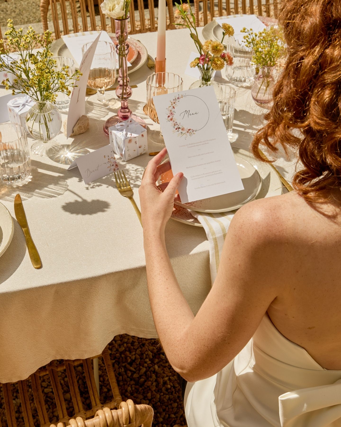 Die Hochzeitseinladung im Design Gold and Green macht ihrem Namen alle Ehre: Die goldene Veredelung umrahmt die handgezeichneten grünen Blätter.