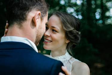 Braut schaut Bräutigam verliebt in die Augen