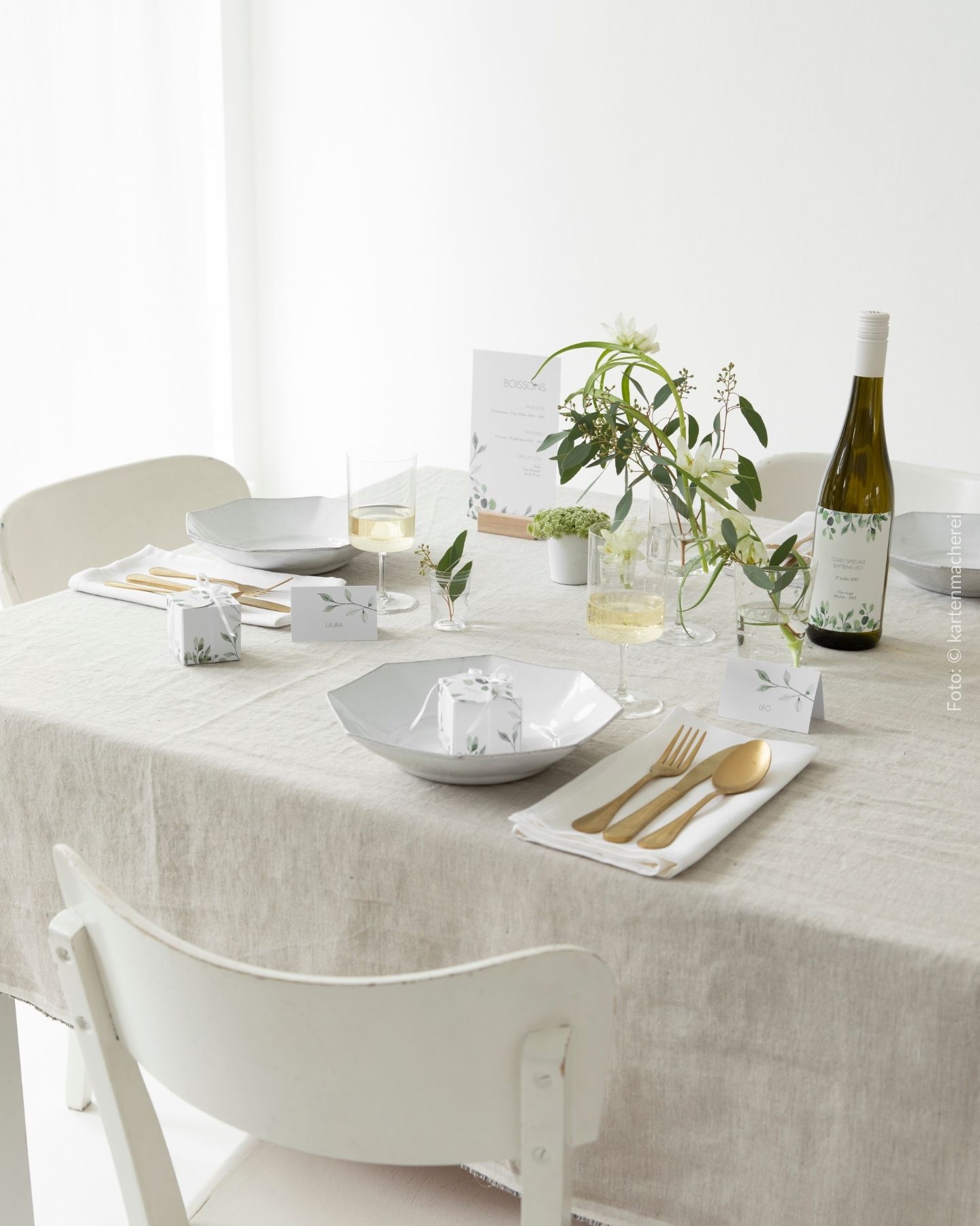 Ein Punkt auf der Checkliste zur Taufe: Tischdeko  in Weiß mit Greenery.Papeterie