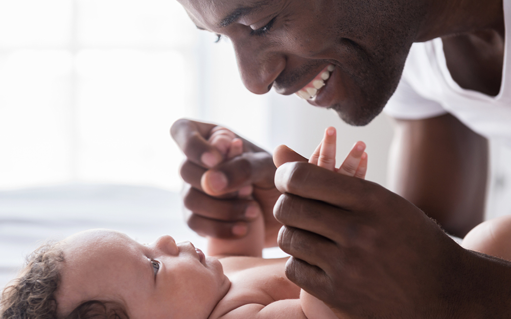 Zum Vater werden gehört auch Kuscheln und Füttern.