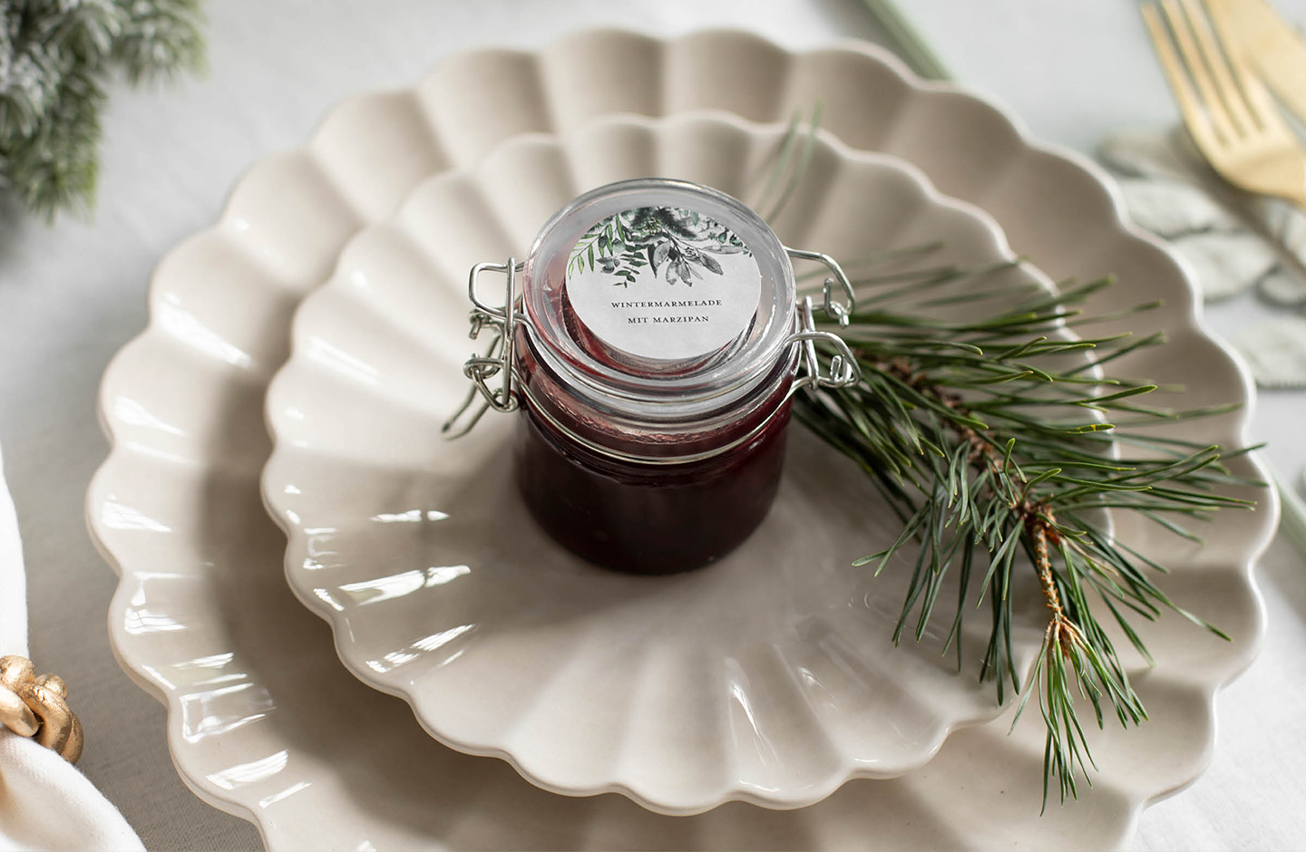 Wintermarmelade mit Marzipan im Glas zu Weihnachten als Last Minute Geschenk verschenken.