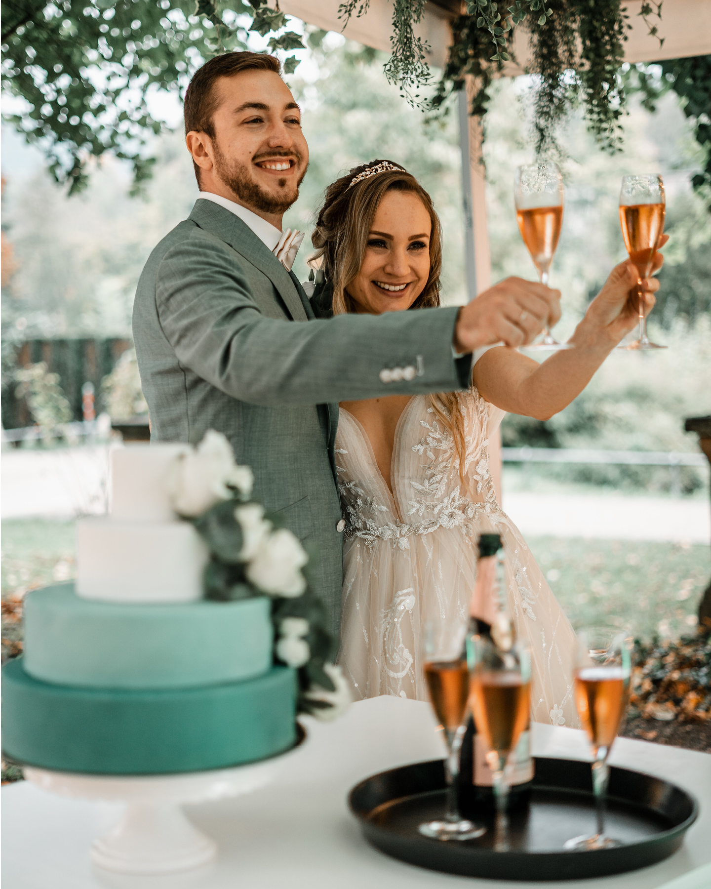 Brautpaar stößt mit Rosésekt auf die Hochzeit an