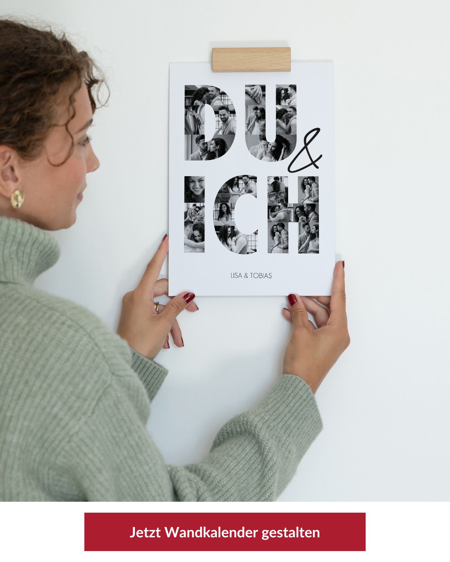 Fotokalender für die Wand wird mit rosa Geschenkpapier zu Weihnachten eingepackt.