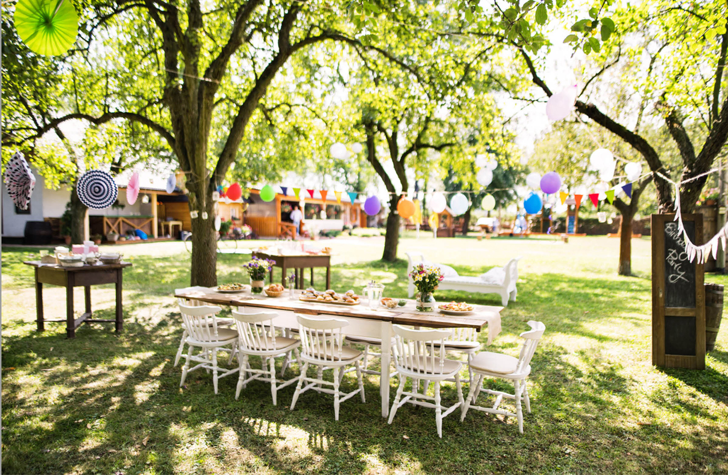 geschmückte Festtafel im Garten