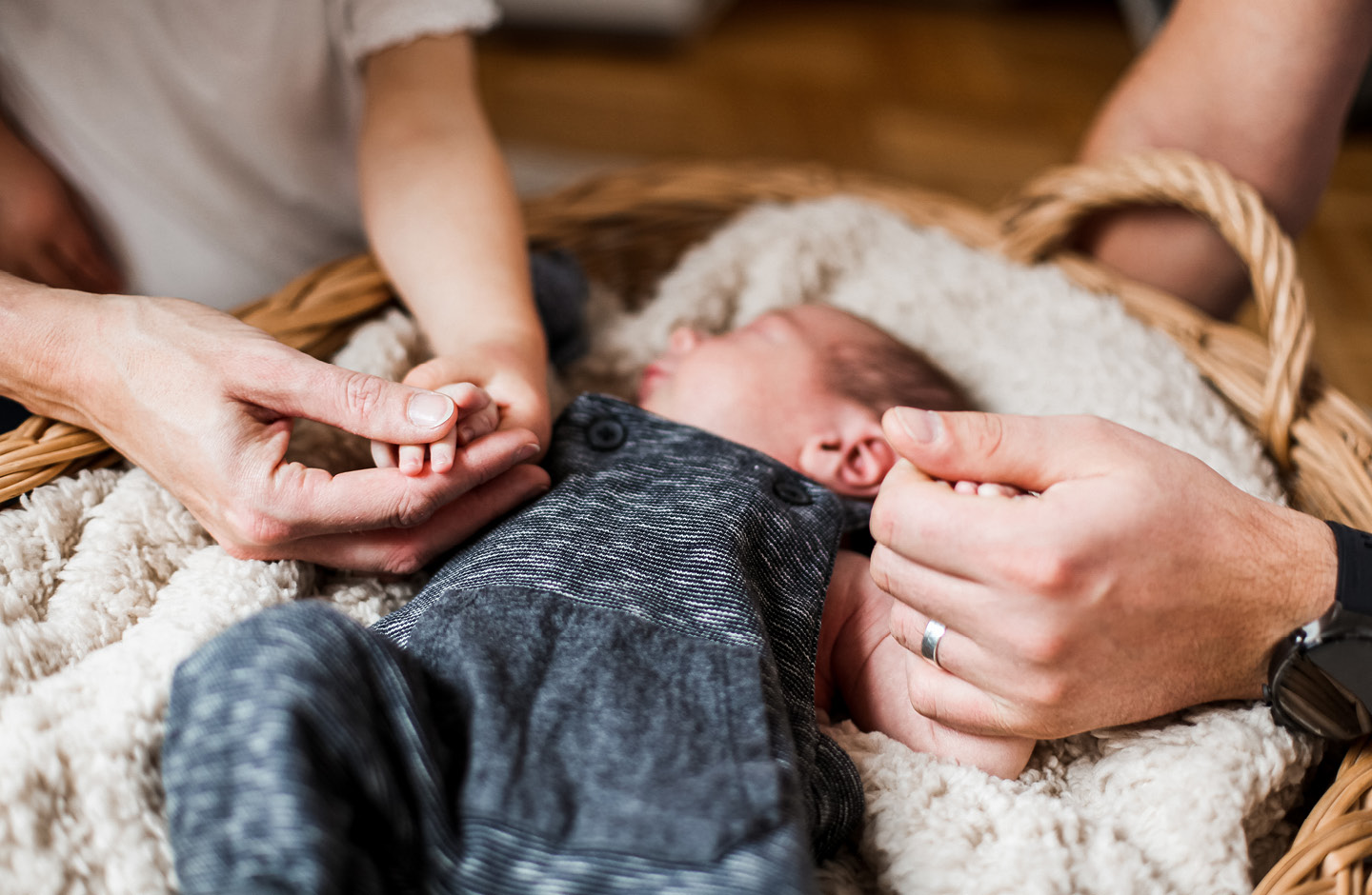 Vater kuschelt mit Baby im Bett