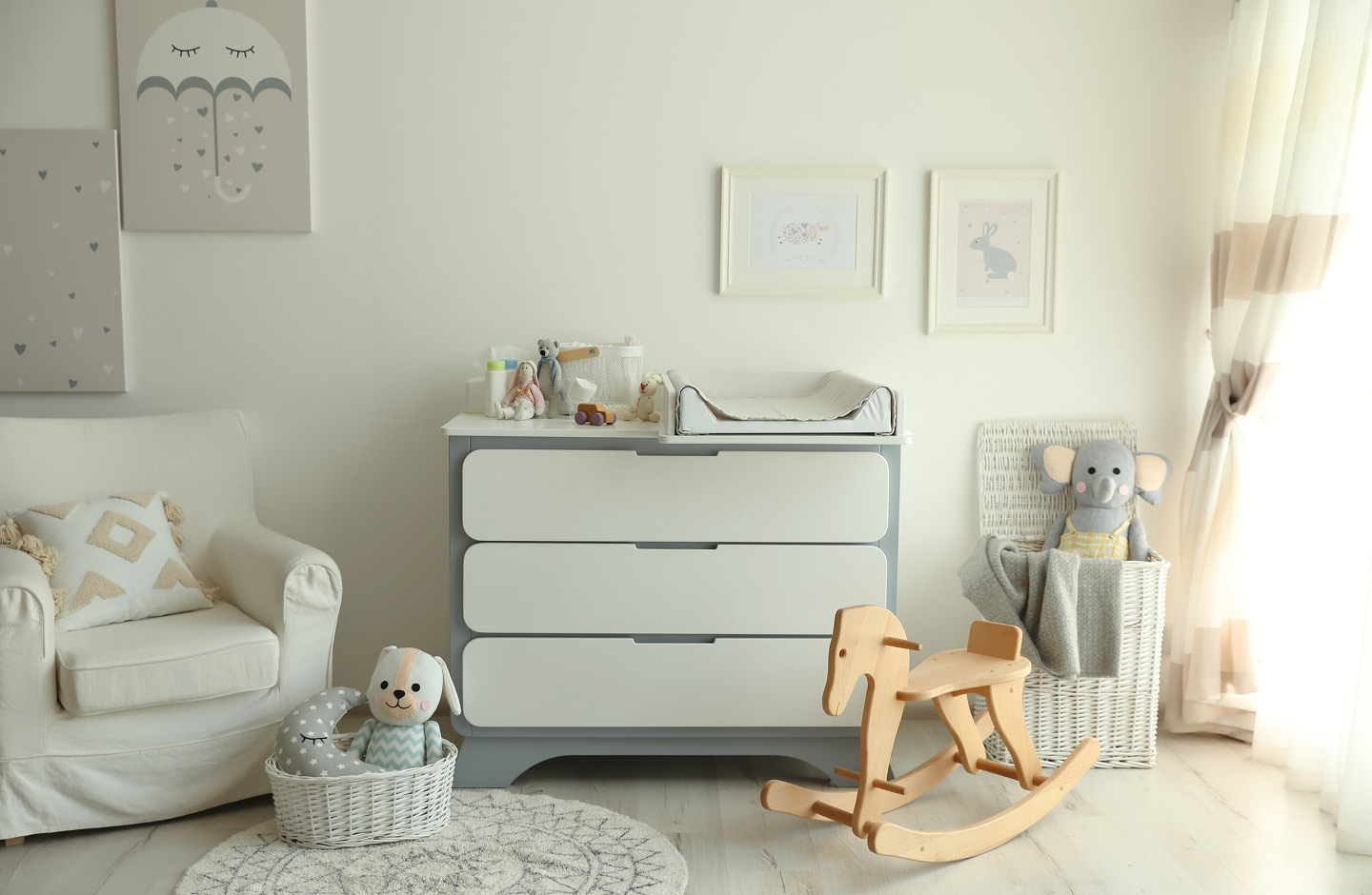 Wickelkommode in schön eingerichtetem Babyzimmer