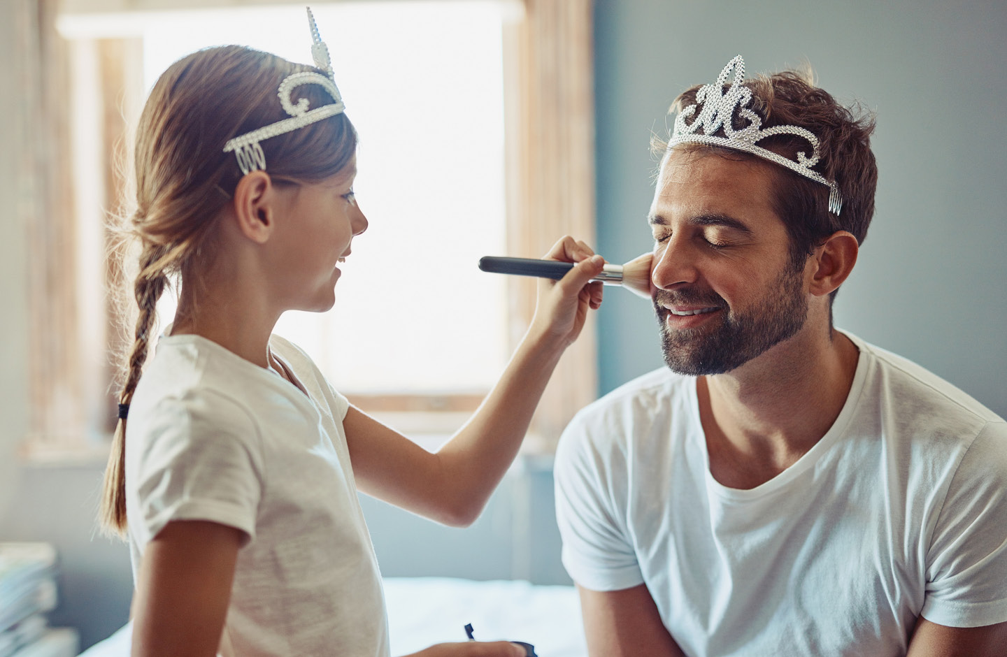 Geduldiger Vater lässt sich von seiner kleinen Tochter schminken