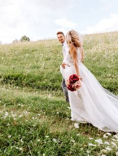 Paar feiert Mittsommerhochzeit 