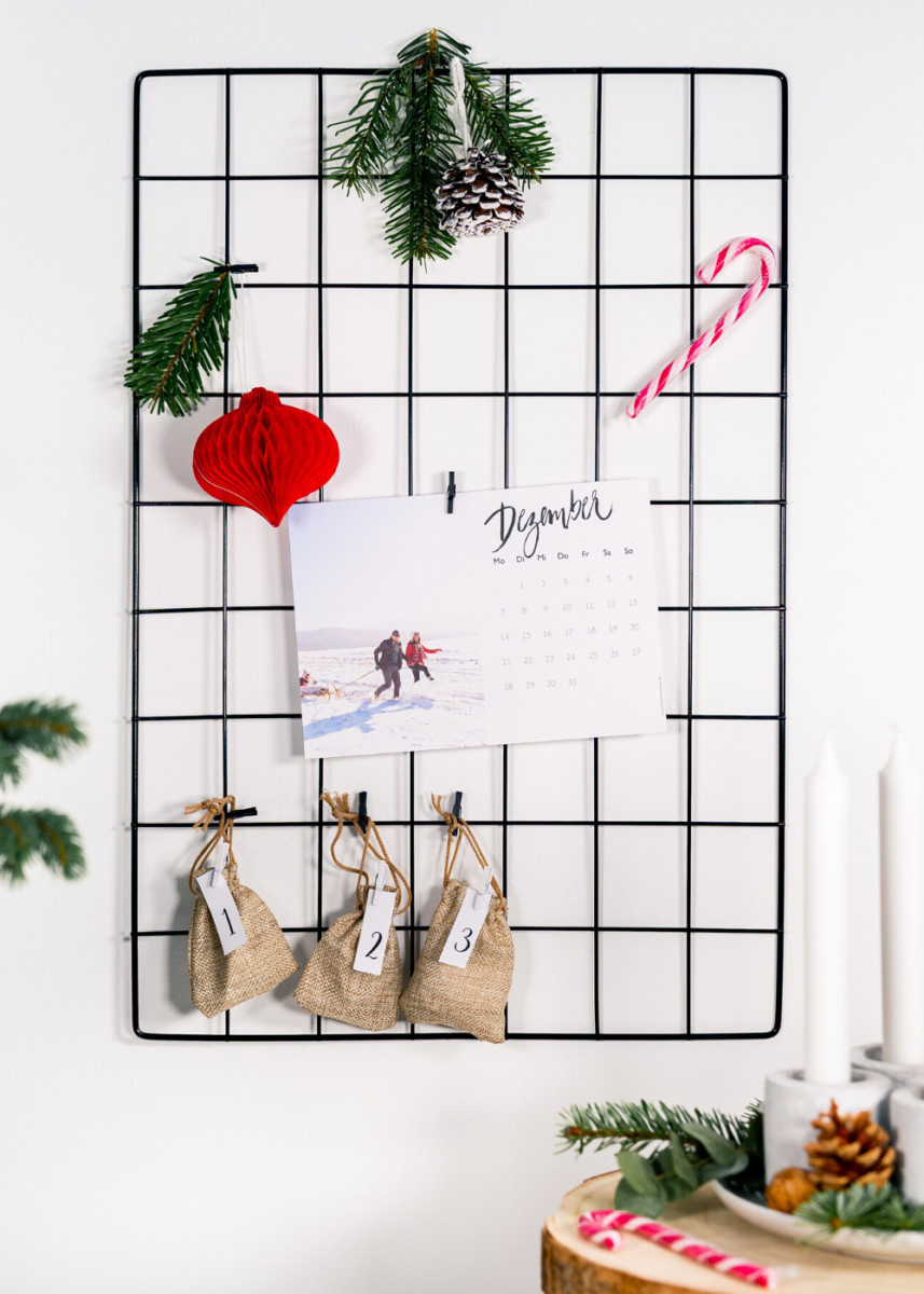 Zu Weihnachten das Memoboard selbst machen mit Tannenzapfen & Zuckerstangen.