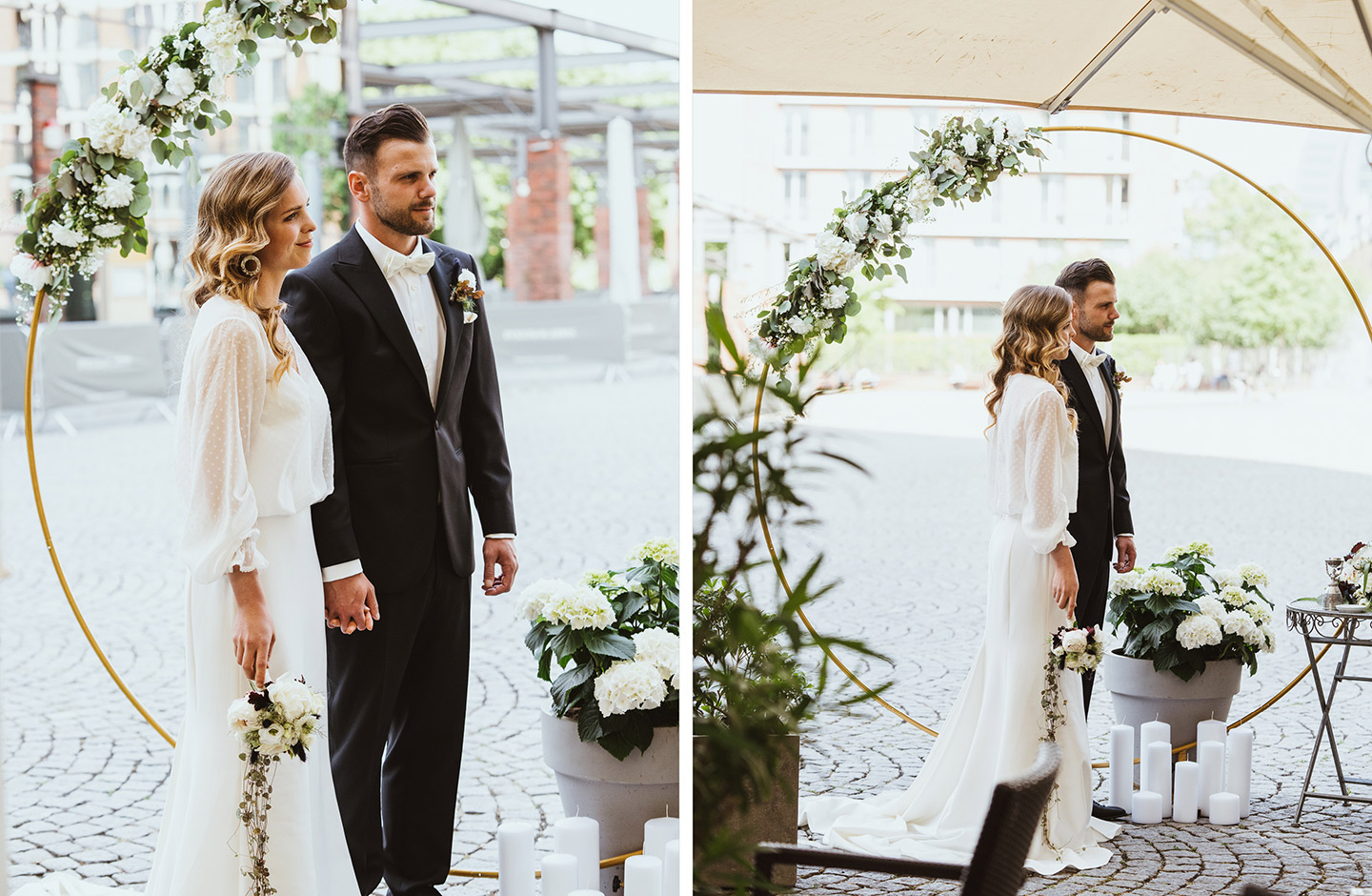 Das Hochzeitspaar während der Trauung vor dem mit Blumen geschmückten Traubogen