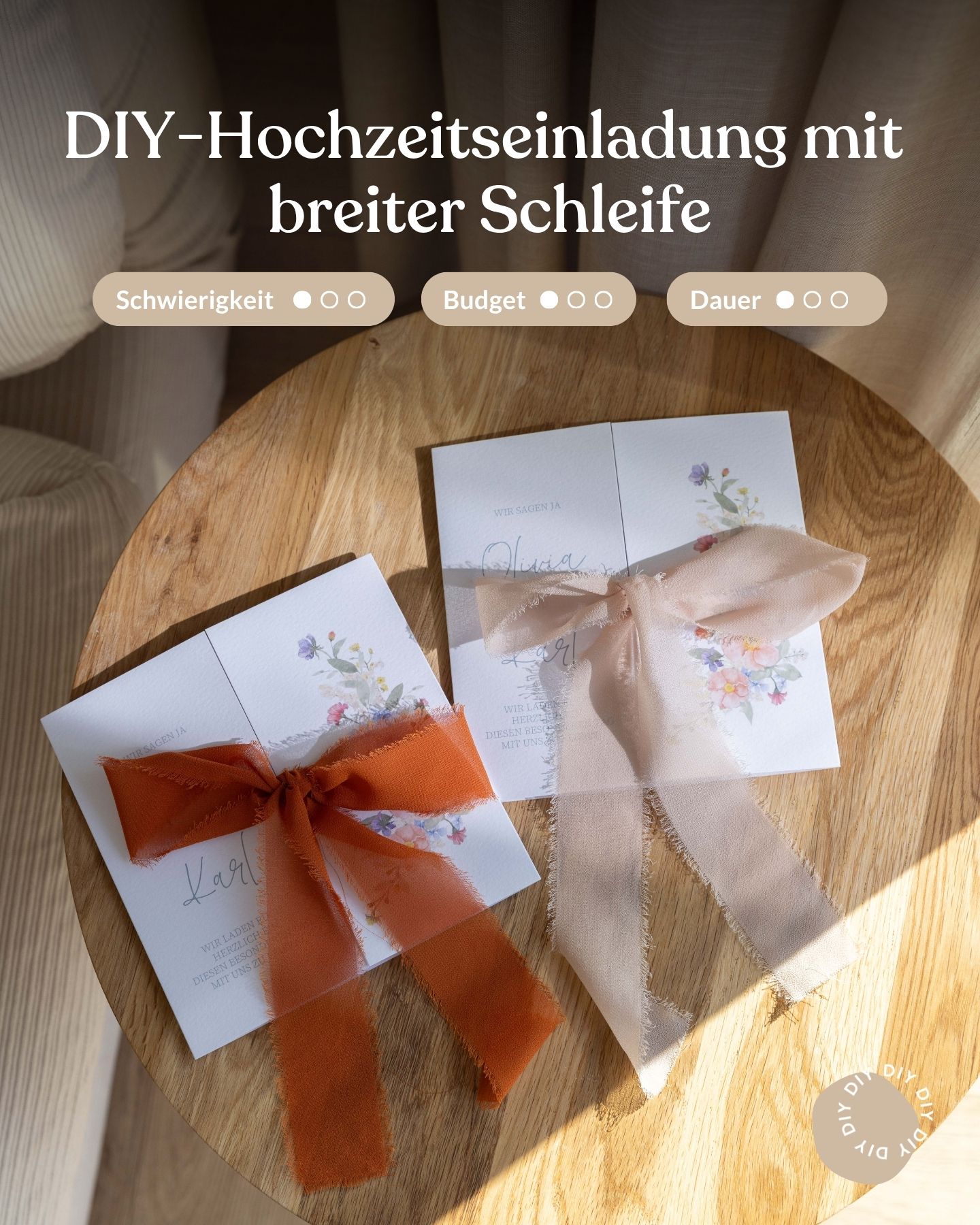 Zwei Hochzeitseinladungen mit Schleifen auf einem Tisch