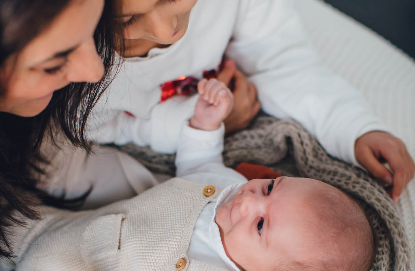 Mutter und Schwester mit Baby