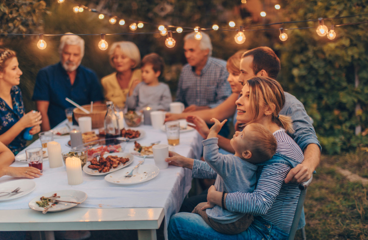 Geburtstagsparty im Garten im Lichterketten