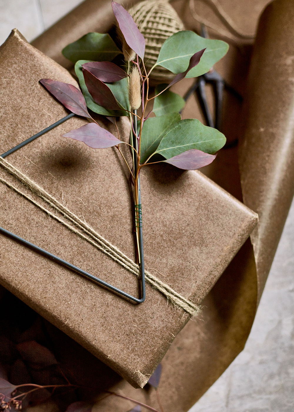 Geschenk mit Packpaier verpackt und liebvevoll mit Details geschmückt zum verschenken zu Weihnachten.