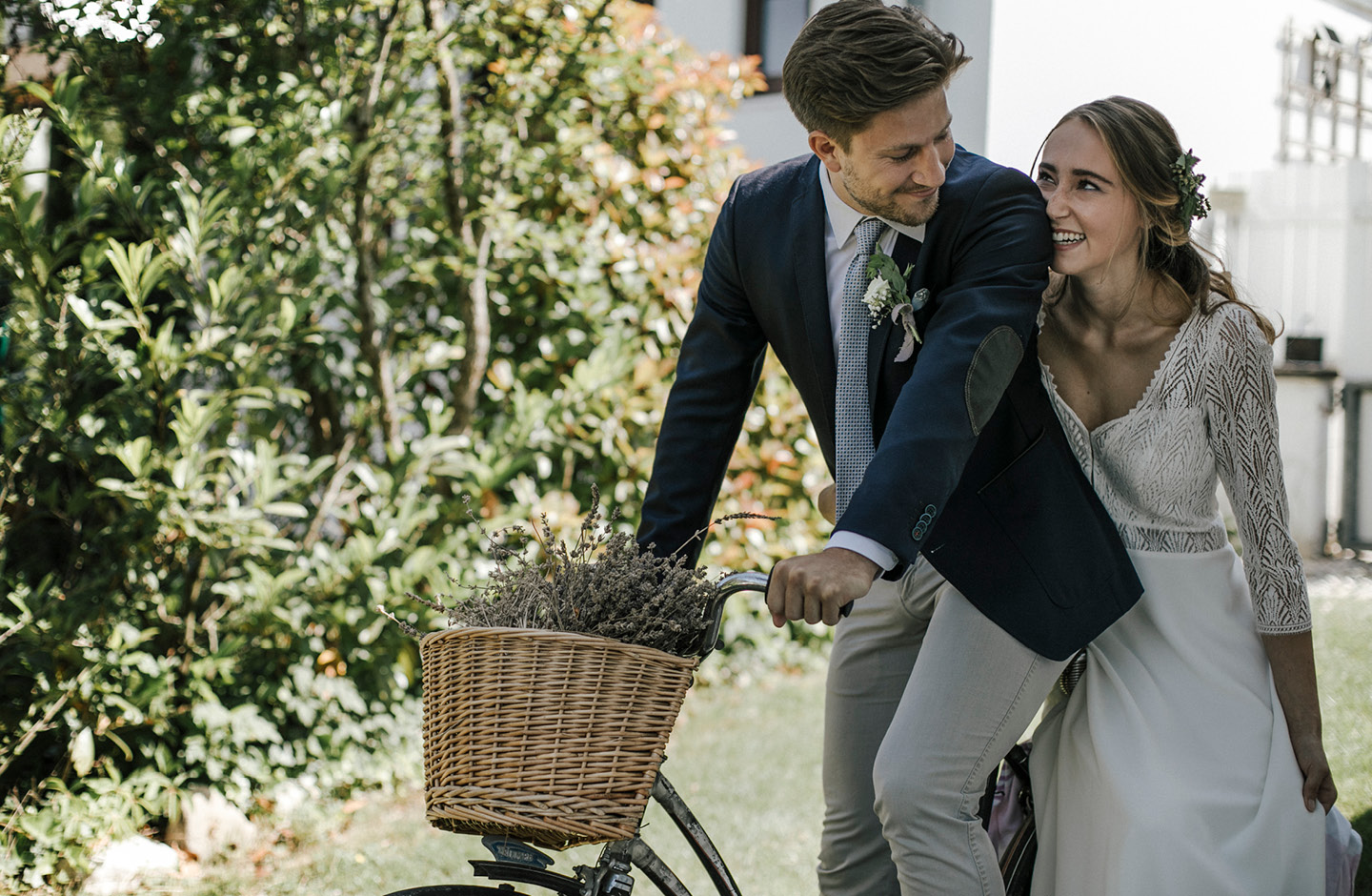 Frisch getrautes Paar mit Fahrrad