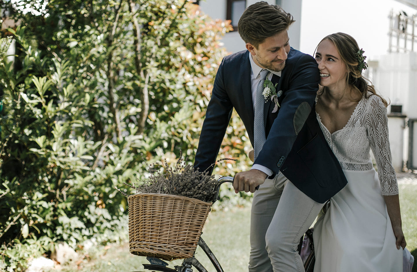 Hochzeitspaar posiert mit Vintage-Fahrrad