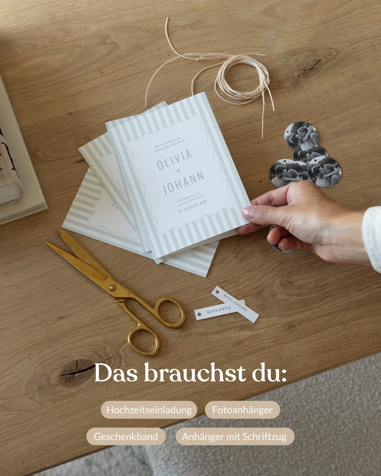 DIY-Hochzeitseinladung mit personalisiertem Fotoanhänger. Alle Materialien im Überblick: Einladung, Fotoanhänger, Band, Schere.
