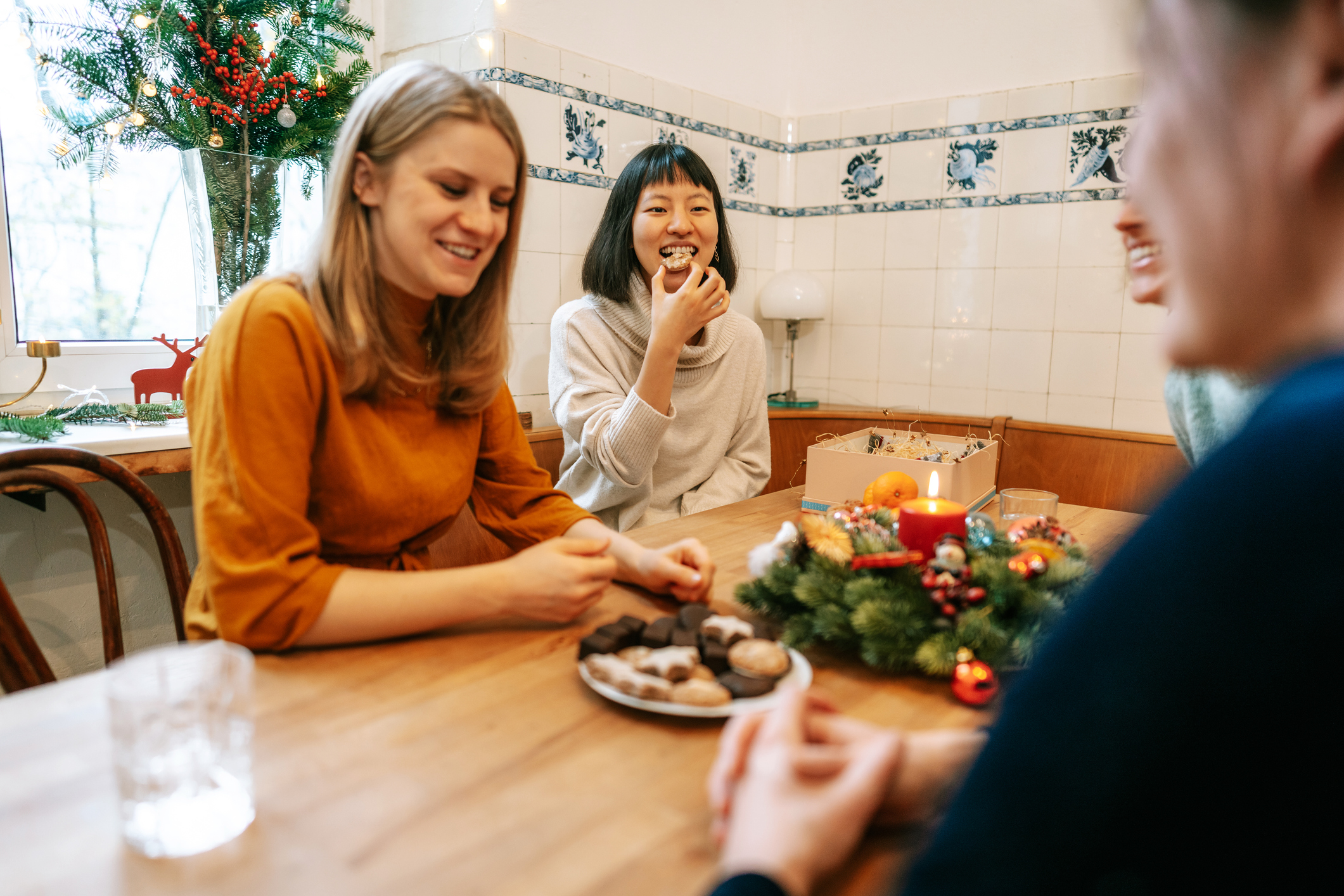 Freunde beim Plätzchen essen