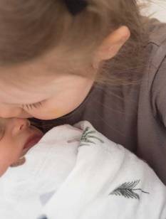 Große Schwester küsst kleinen Bruder