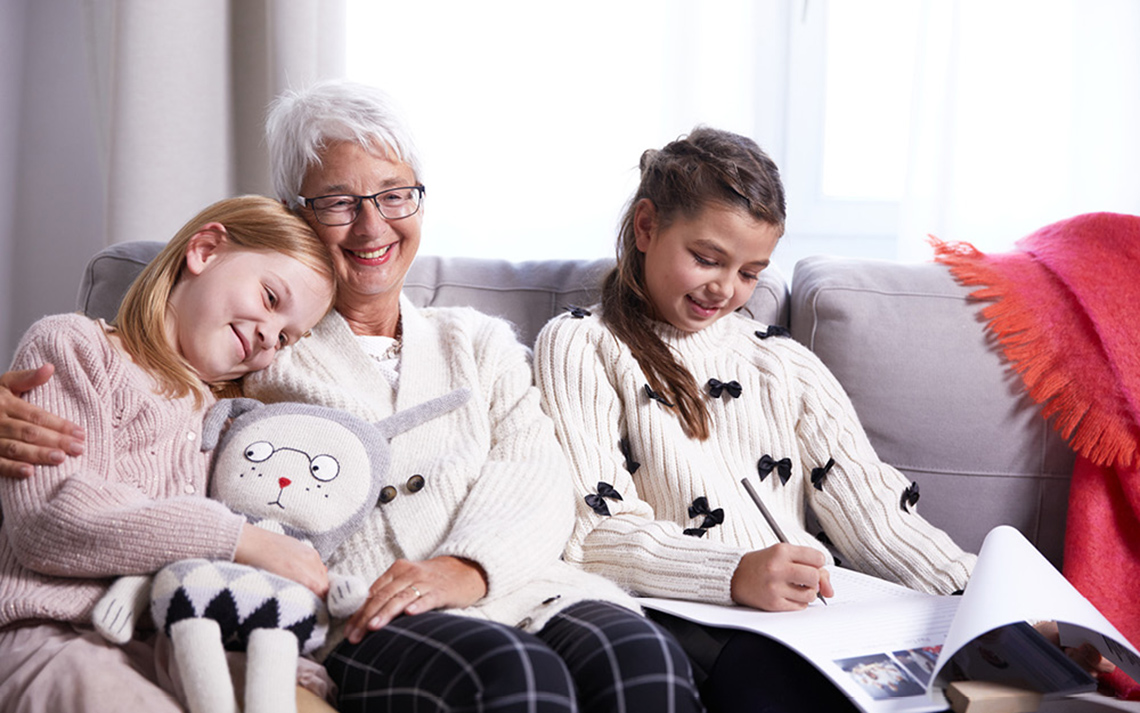 Die Familie kommt an Weihnachten gemütlich zusammen und freut sich über selbstgestaltete Fotogeschenke Ideen