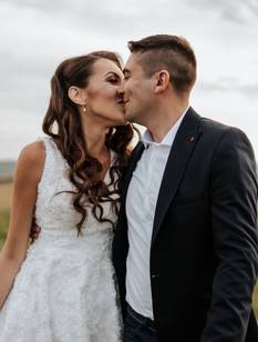 Hochzeitseinladung auf schroffem Papier mit zwei Eheringen