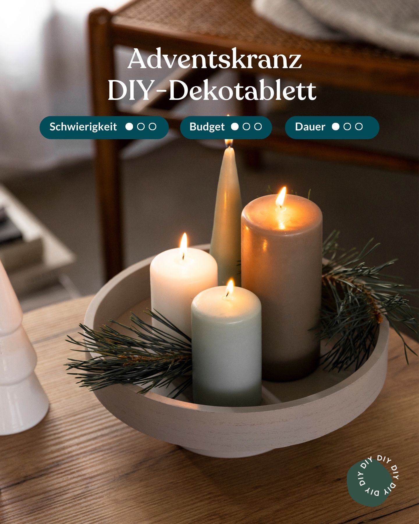 DIY-Adventskalender auf Dekotablett. Dekoriert mit vier Kerzen und Tannengrün. 