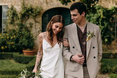 Lächelndes Hochzeitspaar im Garten eines italienischen Gutshauses