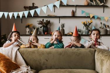 Kinder feiern Geburtstag