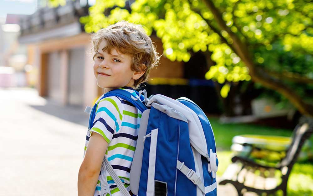 Junge mit Schulranzen