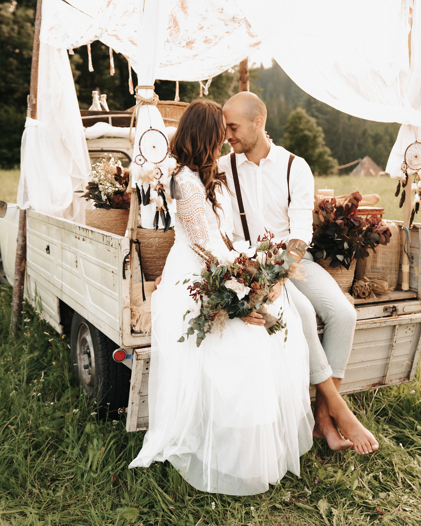 Hochzeitspaar sitz auf Truck mit Bohemian Dekoration zur freien Boho Picknick Trauung