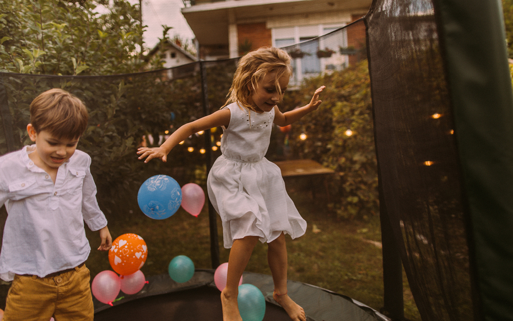 Kinder springen auf Trampolin